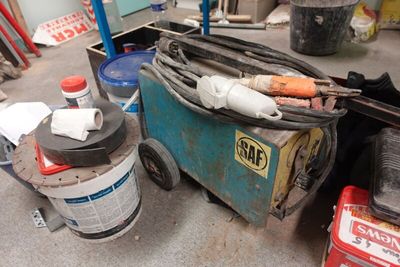 une photo montrant un tas d'outils et de matériel dans un garage