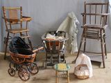 une poussette, une chaise, une chaise et une table dans une pièce