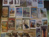 beaucoup d'anciennes affiches de voyage posées sur la table