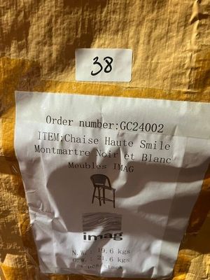 une étiquette apposée sur une chaise sur laquelle figure le numéro de commande gc2002