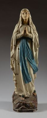statue d'une femme vêtue d'une robe bleue, tenant un chapelet entre ses mains