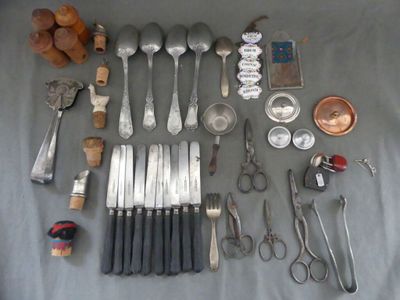 plusieurs types d'argenterie sur la table