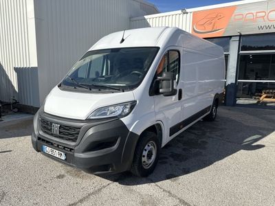 la camionnette blanche est garée devant un bâtiment