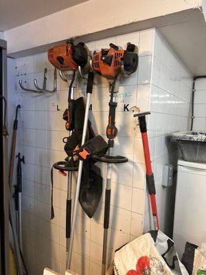 tout un tas d'outils accrochés au mur de la cuisine