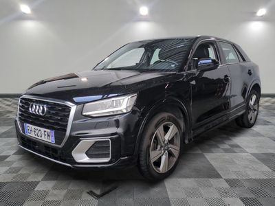 une Audi QX noire garée sur un sol en carrelage à damier