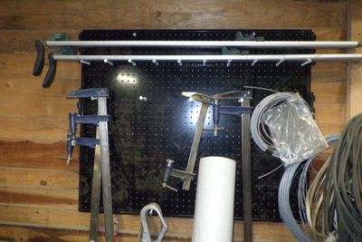 une photo d'un garage avec des outils accrochés au mur