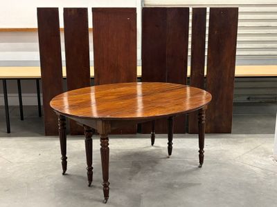 une table posée par terre devant des chaises