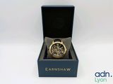 une image représentant une montre dans un écrin noir posé sur une surface blanche