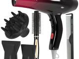 un sèche-cheveux, un peigne et d'autres accessoires pour les cheveux sur fond blanc
