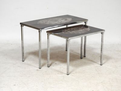 deux tables posées côte à côte sur le sol