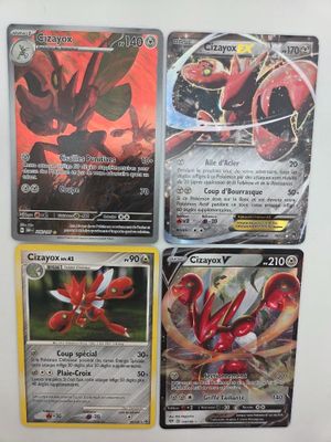 Quatre cartes Pokémon sont posées sur une table avec un fond blanc.
