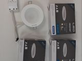 trois boîtes de luminaires blancs posées sur une table blanche