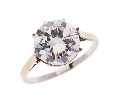 gros plan d'une bague en diamant sur fond blanc