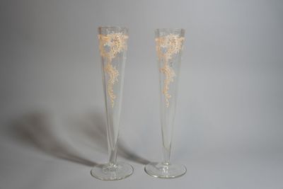 deux flûtes à champagne posées l'une à côté de l'autre