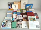 un grand nombre de livres posés sur une table