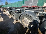 un semi-remorque avec une remorque à plateau garé sur un parking