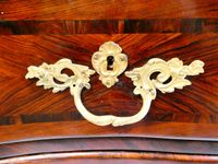 Commode d'époque Louis XV en bois de placage sur chêne, dess… (photo 5)