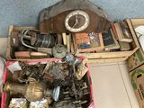une boîte d'objets hétéroclites posée sur le sol