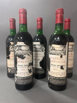 quatre bouteilles de vin sont alignées sur une table