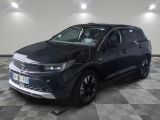 le 4x4 noir est garé sur le sol en damier d'un garage
