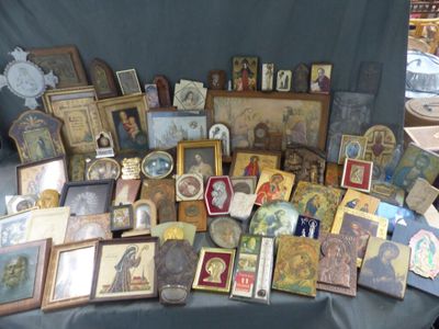 beaucoup de photos encadrées et de photos posées sur une table