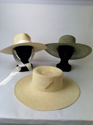 deux chapeaux sont posés l'un sur l'autre sur une table