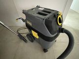 a vacuum that is sitting on the floor next to a wall