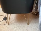 une image représentant une table noire sur laquelle est posé un ordinateur portable