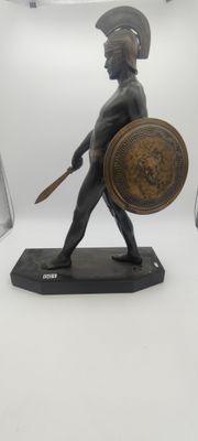 statue d'un soldat romain muni d'un bouclier, posée sur un socle