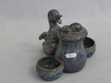 deux petits vases placés l'un à côté de l'autre