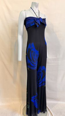 une robe noire et bleue ornée de roses bleues, présentée sur un mannequin