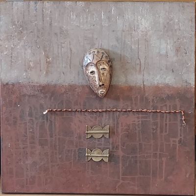 une photo d'une boîte sur laquelle est posé un masque