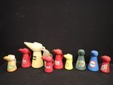 de nombreuses salières et poivrières de différentes couleurs posées sur une table