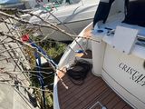 un bateau amarré au quai, près d'un arbre