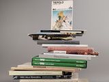 plusieurs livres empilés sur une table