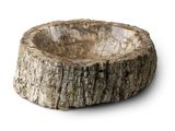 un bol en bois posé sur une surface blanche