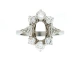 une photo d'une bague en diamant sur fond blanc