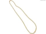 gros plan d'un collier de perles sur fond blanc