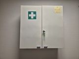 une armoire blanche sur laquelle est dessinée une croix verte