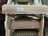 une chaise haute pour bébé exposée dans un magasin