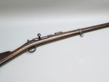 un vieux fusil exposé dans une vitrine