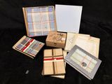 de nombreux types de cartes et d'enveloppes disposés sur une table