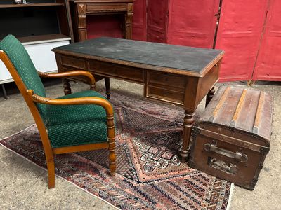 une chaise verte et un bureau en bois dans une pièce