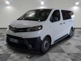 la camionnette blanche est garée dans une grande pièce au sol en damier