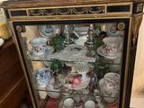 une vitrine sur laquelle sont disposés de nombreux vases