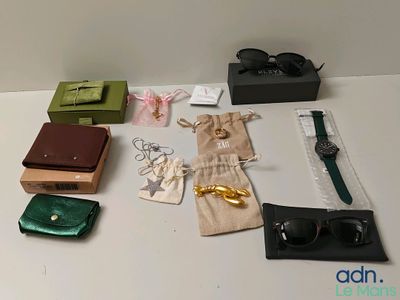 de nombreux objets posés sur une table blanche