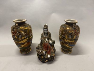 trois vases posés les uns à côté des autres sur une table blanche
