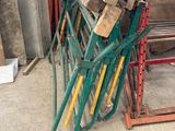 un tas de bois posé sur un support métallique dans un garage