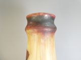 un vase posé sur une table à fond blanc