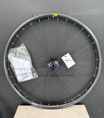 une roue de vélo posée sur une boîte
